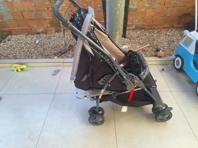Vende-se um carrinho de bebê em bom estado de conservação.