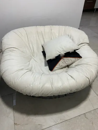Poltrona de couro balanço branca e preta 