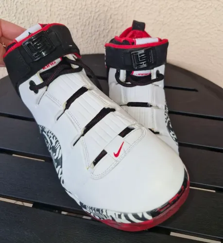 Tênis Nike Zoom LeBron 4 Graffiti DJ4888-100 - Novo Original.