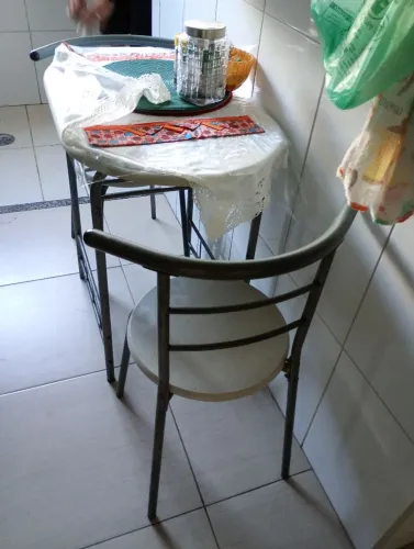 Vendo mesinha de cozinha para refeição rápidas.