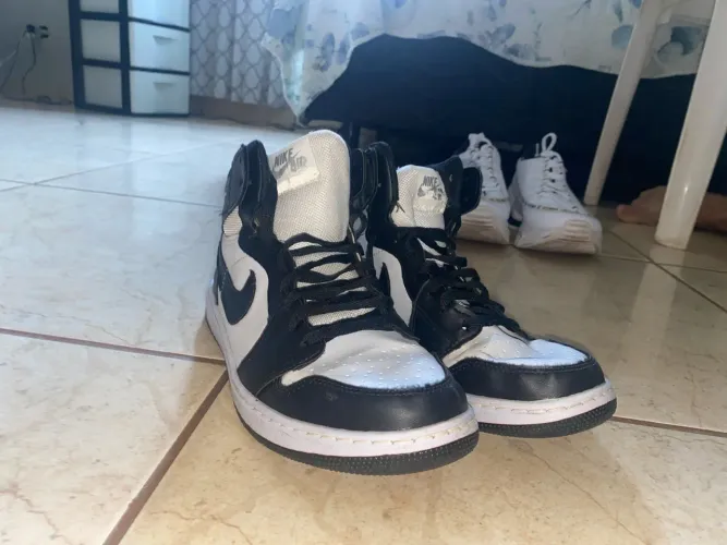 tênis Jordan preto e branco