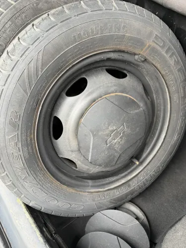 Rodas aro 13 + Pneus + calotas centrais 