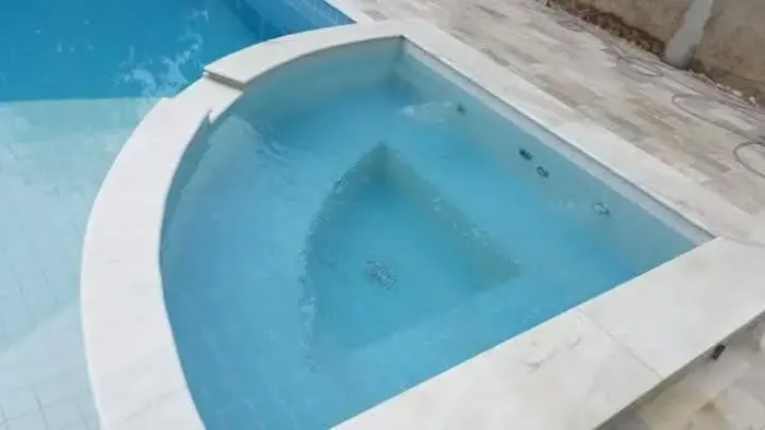 Piscina de vinil, Alvenaria, fibra