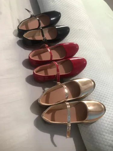 Vende -se 3 pares de sapatos novos.