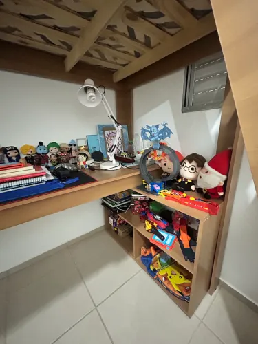 Cama infantil alta com escrivaninha