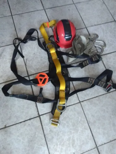 EPI. Capacete + cinto de segurança+ trava queda