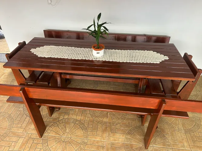 Mesa grande em madeira