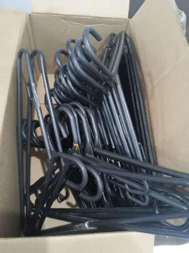 Vendo cabide na cor preta ideal para quem quer abrir loja interessados chamar no zap