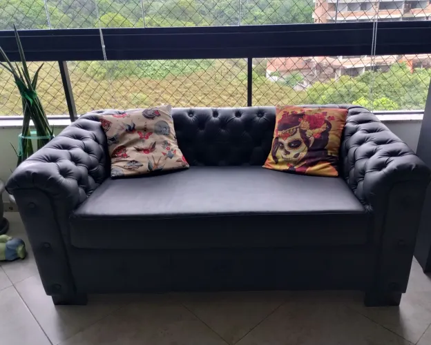 Sofá Capitonê em couro preto