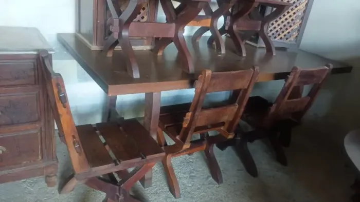 Mesa com 6 cadeiras de madeira maciça