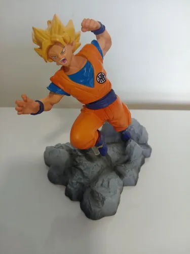 Goku em posição de ataque action figure 14 cm!