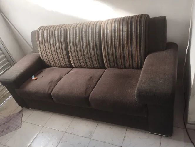 Estou vendendo esse sofá ele está tudo bom não tem nenhum rasgado