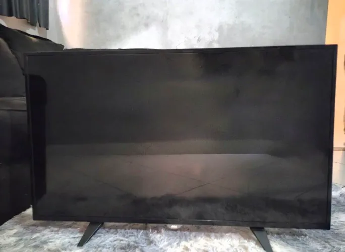 Televisão/ Tv Smart AOC 43" Com Defeito na Tela (Para Retirada de Peças / Conserto)