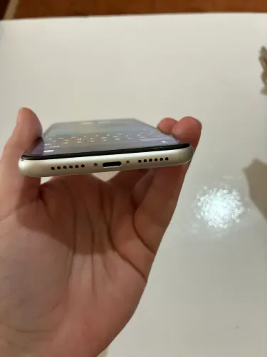 Vende-se iPhone 11 / 64 GB usado