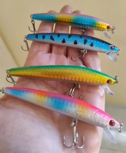 Kit 4 Iscas Artificiais Meia Água 9,5cm/9G+Brinde Gancho 