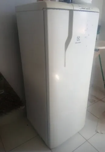 Geladeira pequena Electrolux 240 litros, funcionando bem, gelando bem.