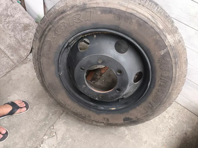 2 aros com pneus 235,75.17.5