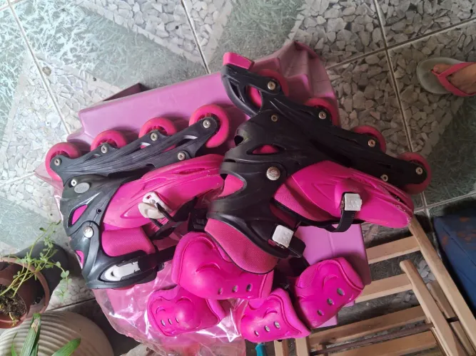 Patins de roda reta rosa com preto numeração 34 ao 38 com.protecao