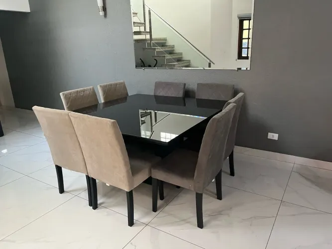Mesa de jantar com 8 cadeiras
