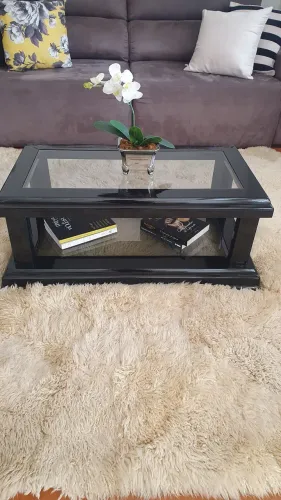 Mesa de centro preta com tampo de vidro