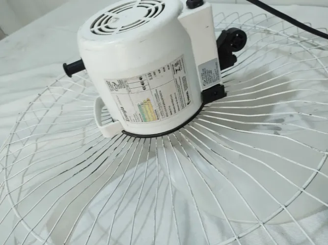 Ventilador de Parede Branco 60 cm ( Vent New)  funcionando,  mas está incompleto 