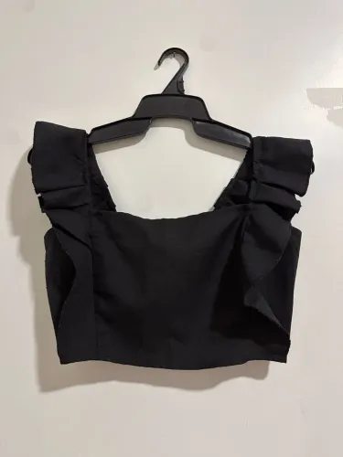 Cropped com alça franzida - preto