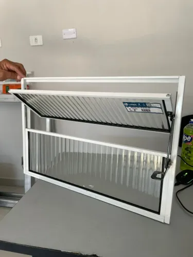 Basculante em Alumínio Branco Vidro Canelado Med. 0,60 x 0,40
