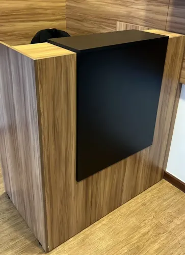 Balcão de Recepção Planejado MDF Amadeirado e Preto