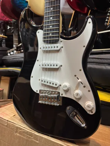 Guitarra Giannini G-100 BK/WH stratocaster nova