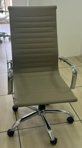 Cadeira para escritorio 2 MESES DE USO