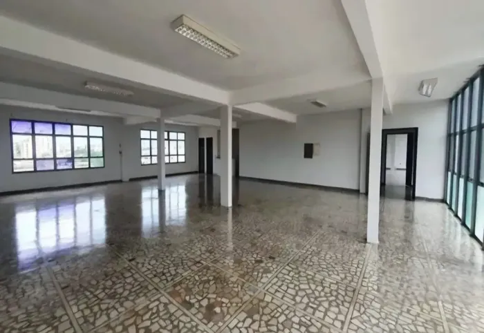Alugo prédio comercial na Avenida Miranda Reis - Aprox. 1.165m² de área construída - Cuiab