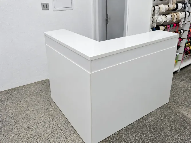 Balcão caixa em "L"