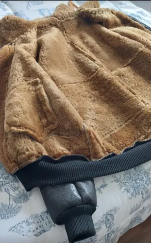 JAQUETA EM COURO COM LÃ DE CARNEIRO NATURAL USADO.