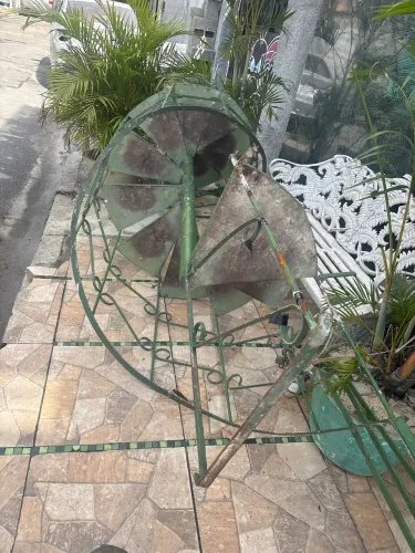 Vendo escada caracol.