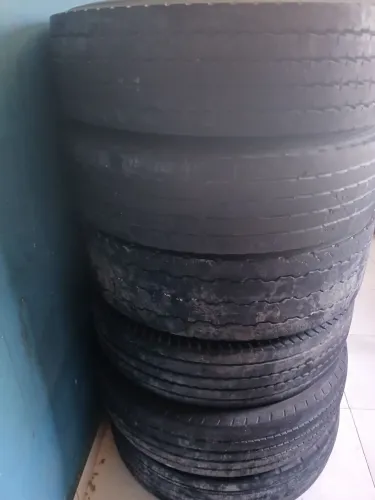 Vendo 6 pneus 215 para caminhão3/4