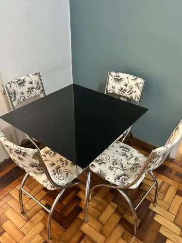 Conjunto mesa de vidro e cadeiras estofadas