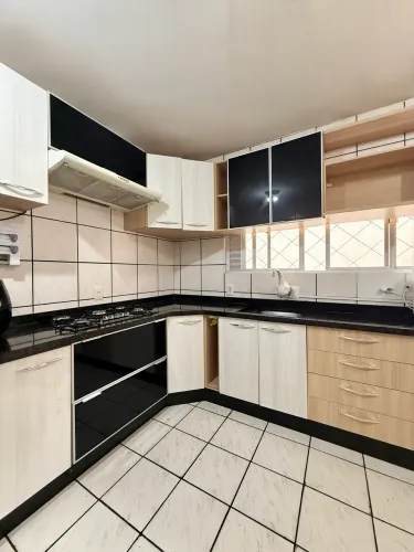 Cozinha planeja com mármore e MDF