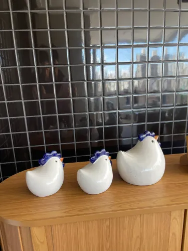 Trio de galinhas em cerâmica de enfeite. Lindas!