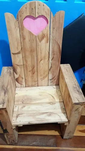 Trono de madeira modelo feminino. 