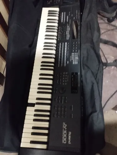 Teclado Roland JV 1000