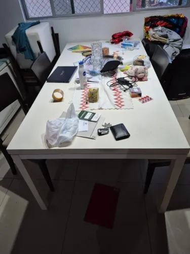 Mesa de jantar branca tok stok, 2 metros por 1 de largura 