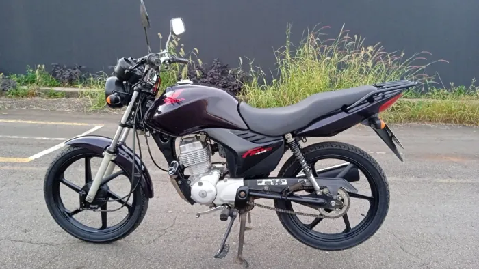 Vendo Titan fam ano 2011 valor 8300