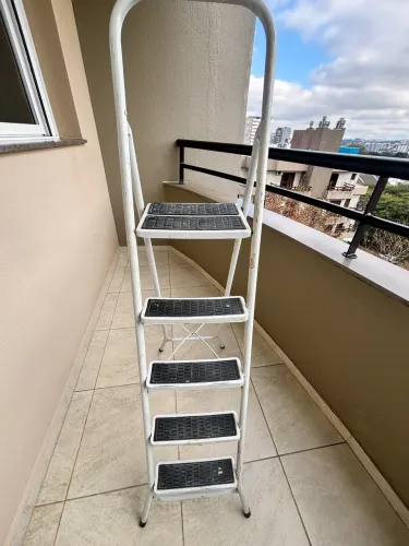 Escada de ferro, 5 degraus, dobrável.