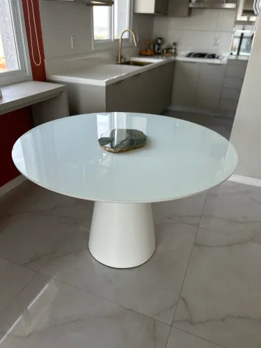 Mesa em madeira maciça laqueada