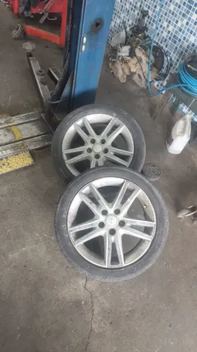 Jogo de rodas 17 com pneus estava em Im i30 mas cabe em qualquer um com a mesma furação