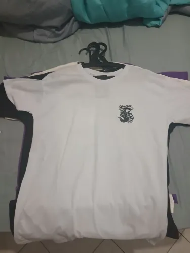 Vendo 4 camisetas masculinas, G e 1 GG, 2 delas com estampas nas costas .