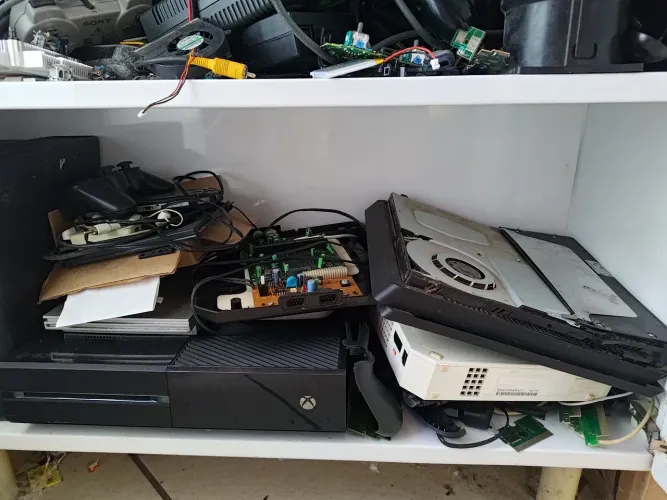 Diversos consoles e controles no estado