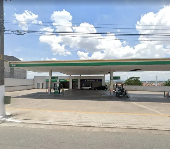 Loja em posto na Avenida Doutor Assis Ribeiro, 10555 70 m²