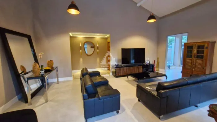 CASA LINEAR REFORMADA COM 4 QUARTOS, 2 SUÍTES - CONDOMÍNIO LAGOA MAR NORTE - BARRA DA TIJU