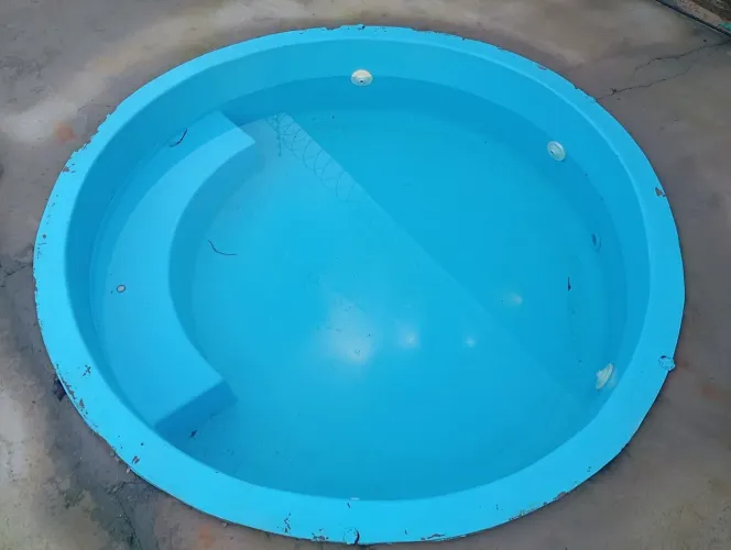 Piscina infantil de fibra com 4 saídas de hidromassagem.